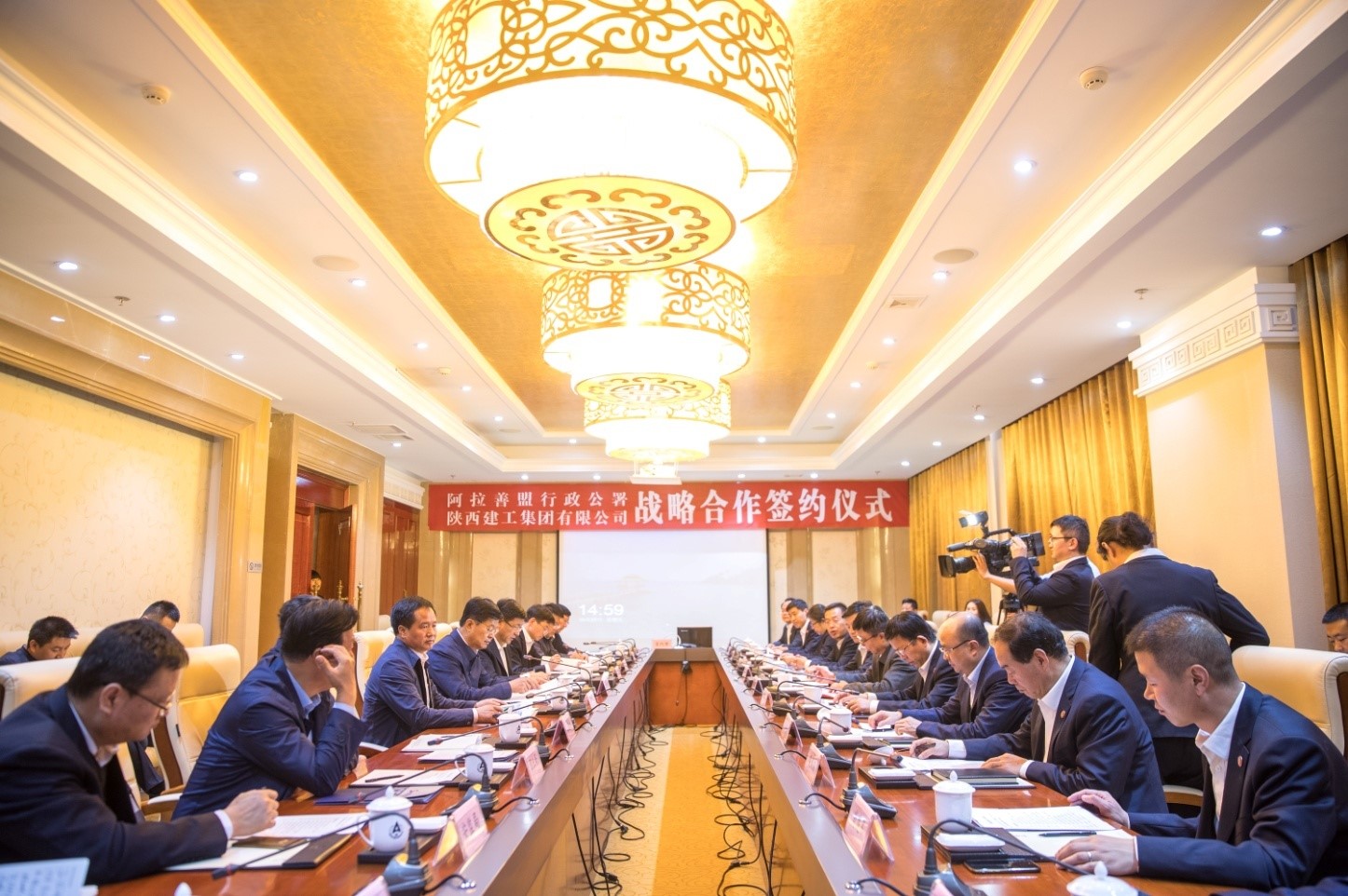 宝博体育
集团与内蒙古阿拉善盟行政公署举行战略合作签约仪式